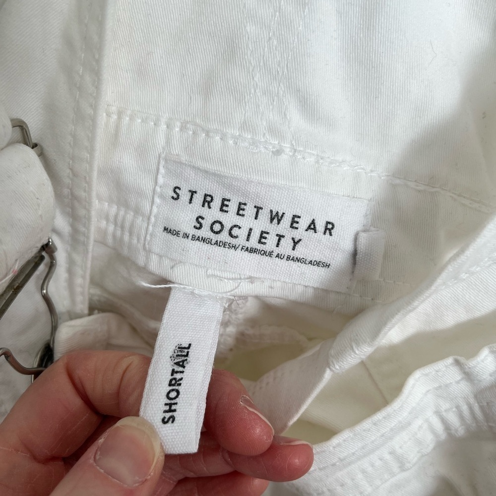 FREE with any purchase - White mini shorts Overalls size medium - Picture 5 of 6